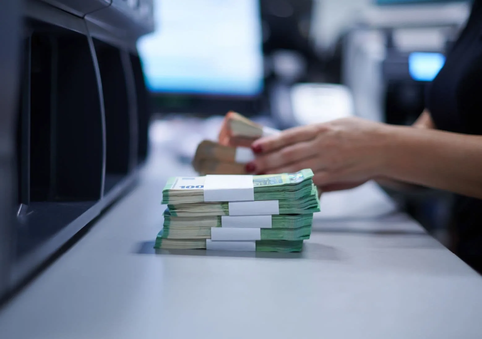 Внесок одиничних/оптових банкнот