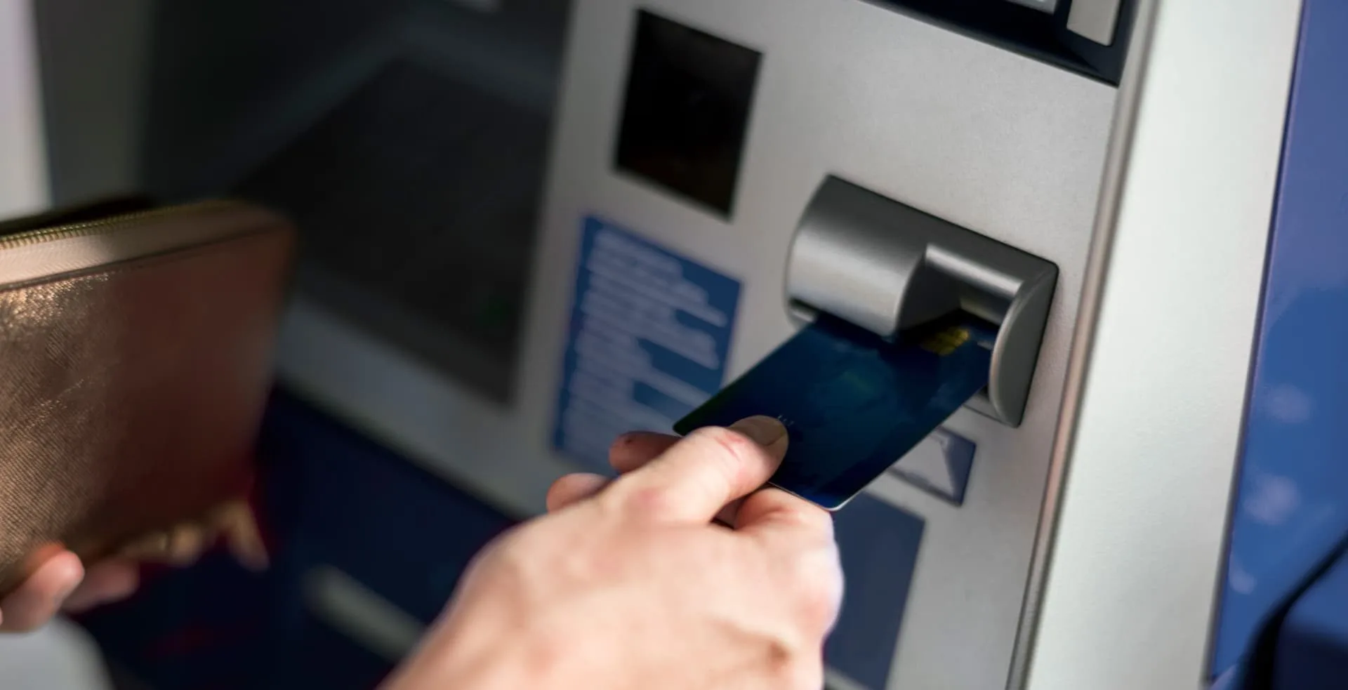 Випуск та розповсюдження карток